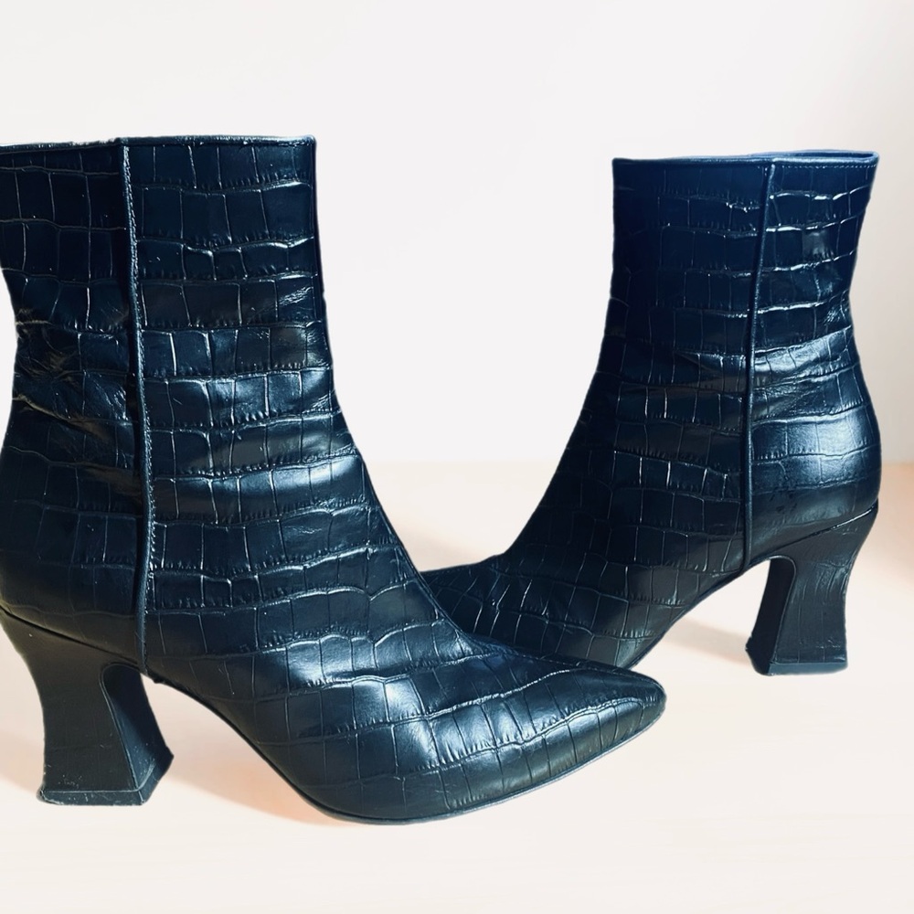 Aquatalia Claina Black Crocodile Ankle Booties
